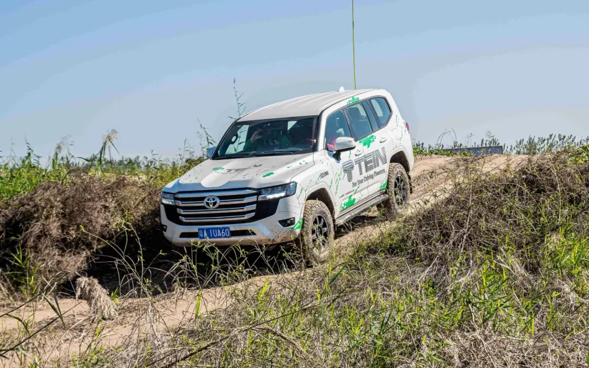 テインの車高調整式サスペンション「4×4ダンパーグラベル2」、中国の悪路で8モデルイッキ乗り