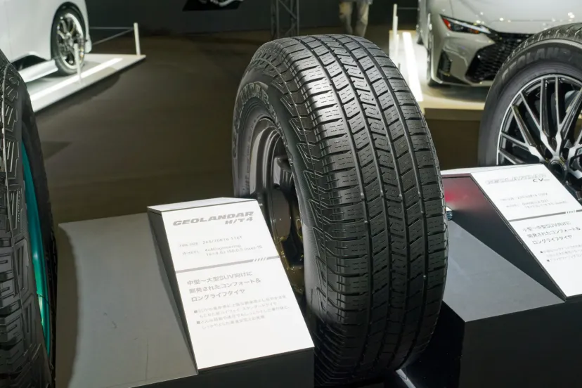 横浜ゴム、2月に発売予定の新製品「ジオランダー H/T4」展示中 アグレッシブなリバーシブルタイヤ