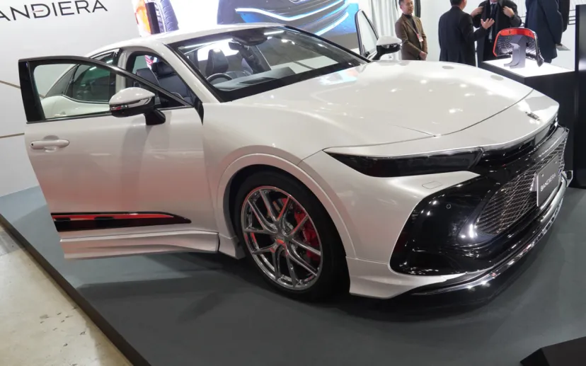 エーモン、バンディエラブランドの新製品 クラウンクロスオーバー用「ピアノブラックパネル」「レザーパネル」初公開