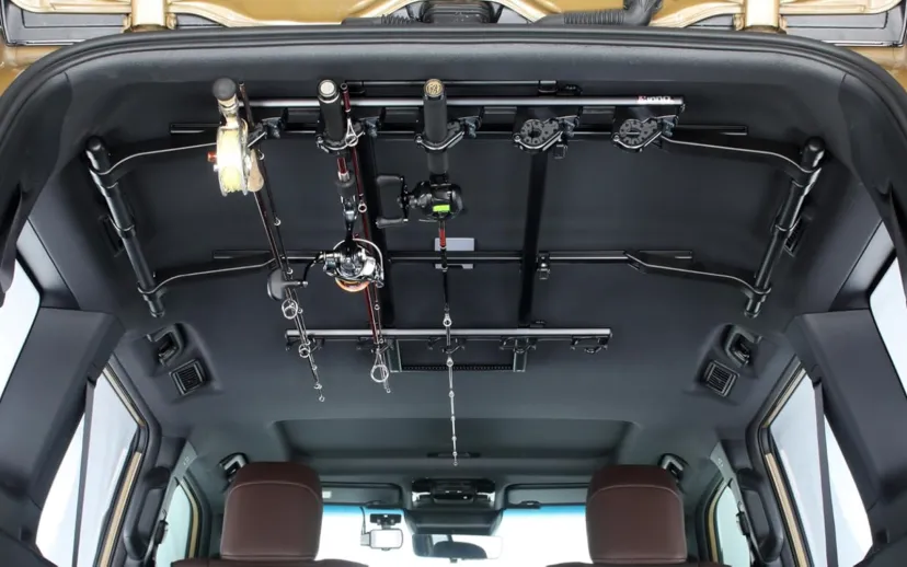 カーメイト、車室内の天井に釣り竿を収納できる「ロッドホルダーデュアル」に新色ブラックが登場