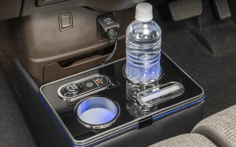 クラフトワークス、ホンダN-BOX用「LEDコンソールボックス」 置くだけで充電機能と収納スペースを追加