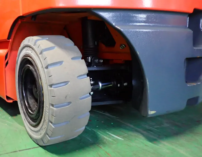 ミシュラン、フォークリフト用ソリッドタイヤの「リグルーブ」活動強化