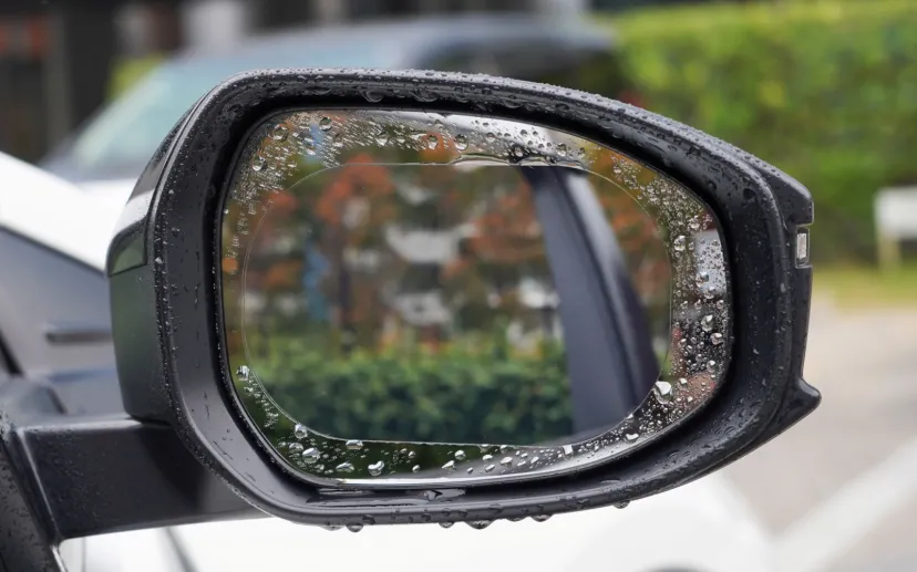 オートバックス、雨天時の視界を確保する「超撥水サイドミラー用フィルム」