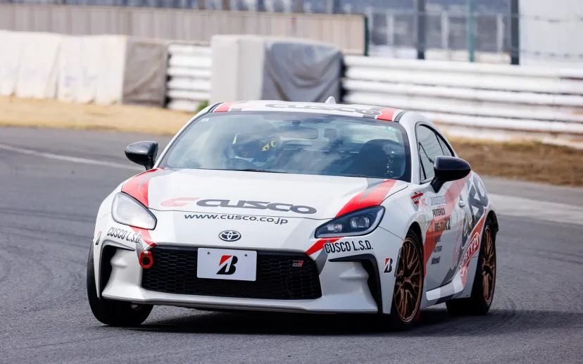 【タイヤレビュー】ブリヂストンの最新スポーツタイヤ「RE-71RZ」、筑波サーキットコース1000で全開チェック 「アドレナリン RE005」も確かめた