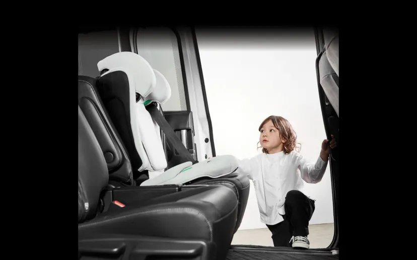 カーメイト、低座面設計で乗り降りをサポートするジュニアシート「エールベベ・スット」