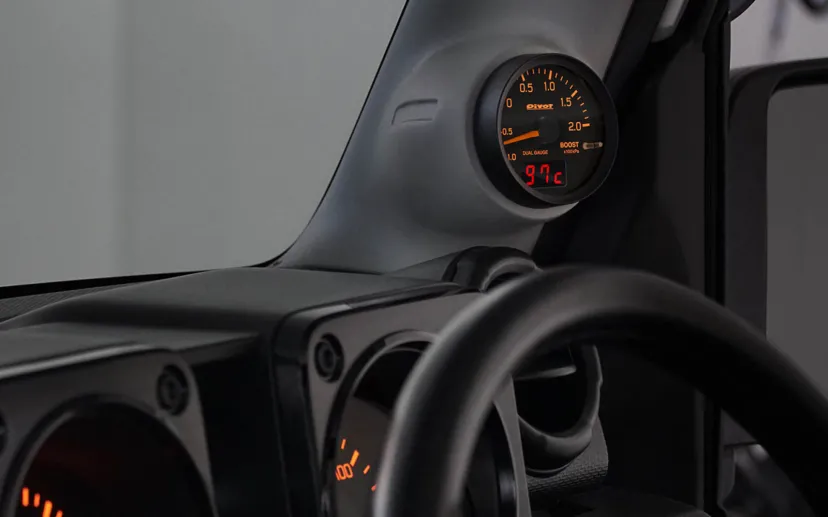 ピボット、後付けメーター「DUAL GAUGE RS」にスズキ「ジムニー」シリーズ用のブースト計と水温計を追加