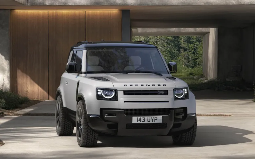 ランドローバー、「ディフェンダー」2026年モデル 初のマイナーチェンジでPHEVモデル導入