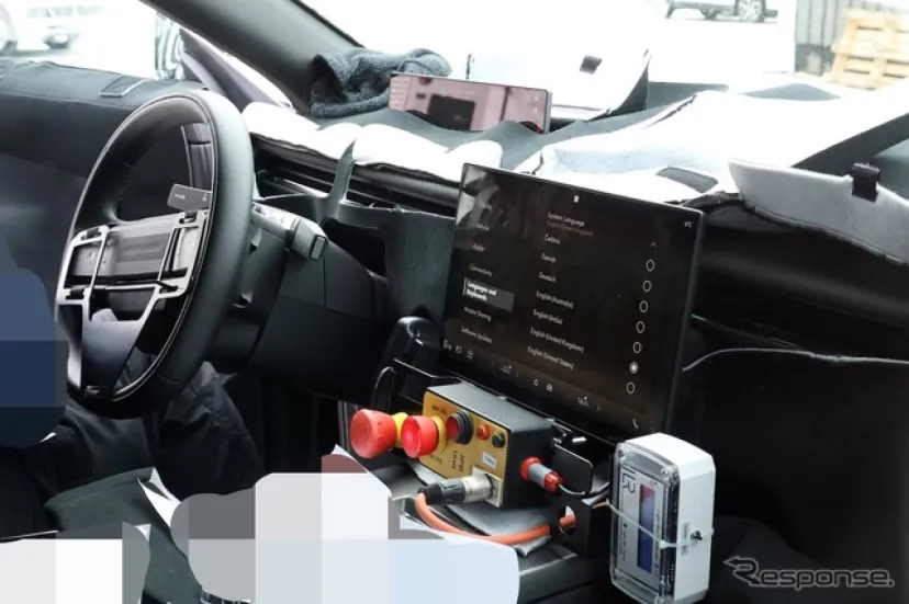 レンジローバー『ヴェラール』次期型、激変した内部を完全初公開！大画面ディスプレイ＆小型デジタルクラスター採用へ