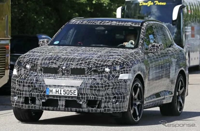 2トン級のフル電動SUV、BMW『iX5M』のスクープに成功---ガソリンエンジンのX5Mを圧倒か