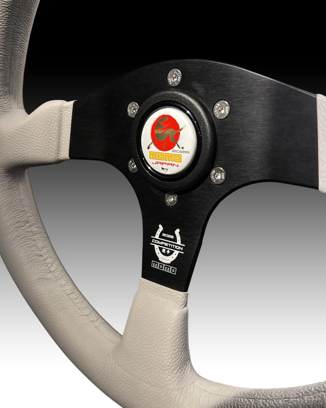 テーマは「馬」、MOMOが日本限定ステアリング「JAPAN YEAR モデル」を