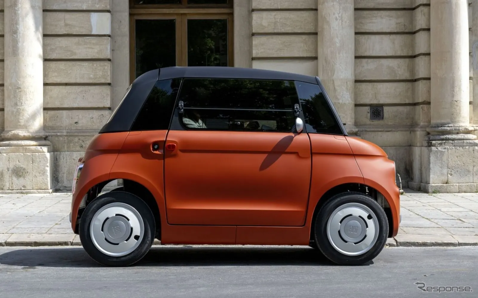 フィアットの超小型EV『トポリーノ』、新色コラーロと大型デジタル