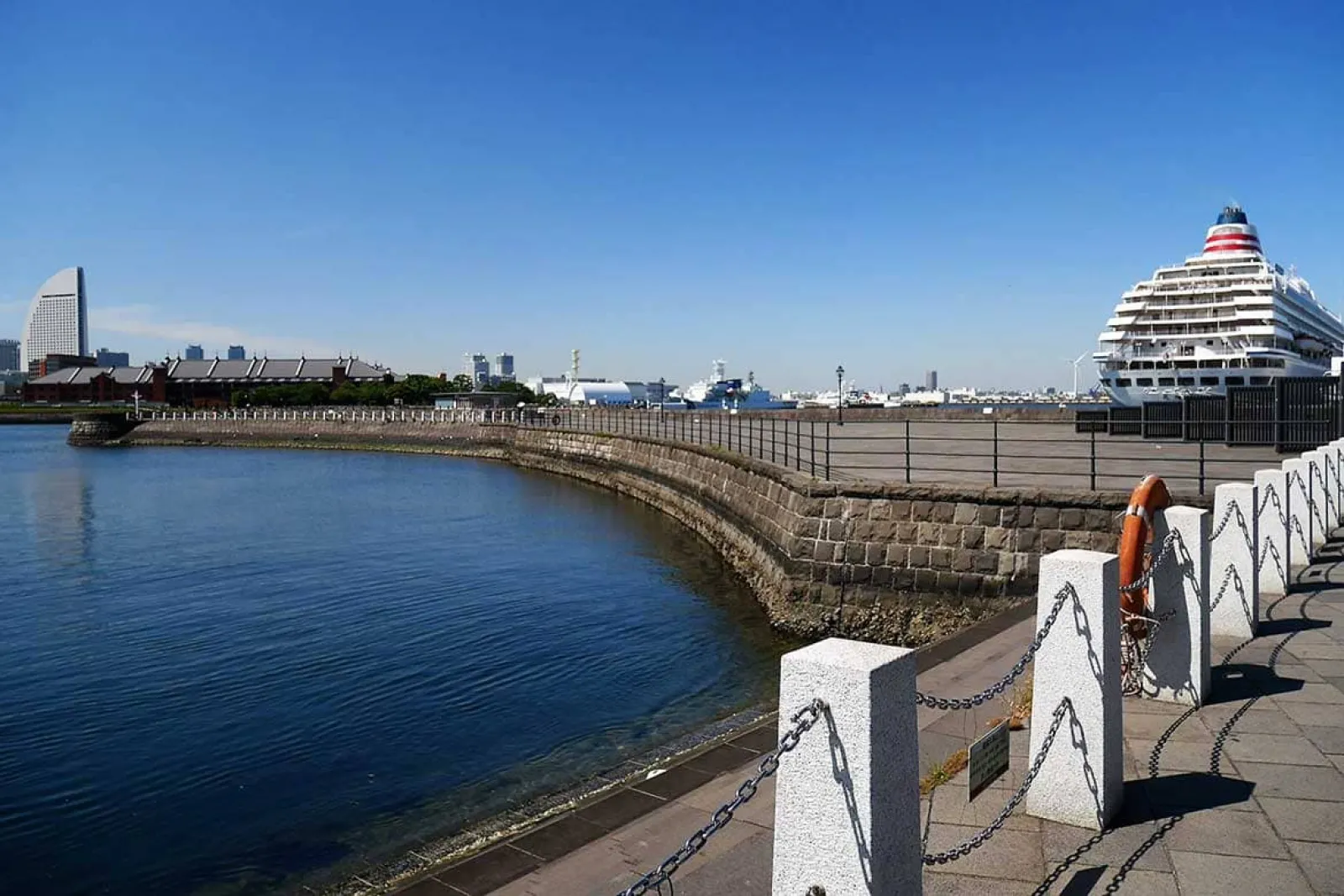 大桟橋から赤レンガ倉庫、新市庁舎へ。港ヨコハマ満喫！最新お散歩