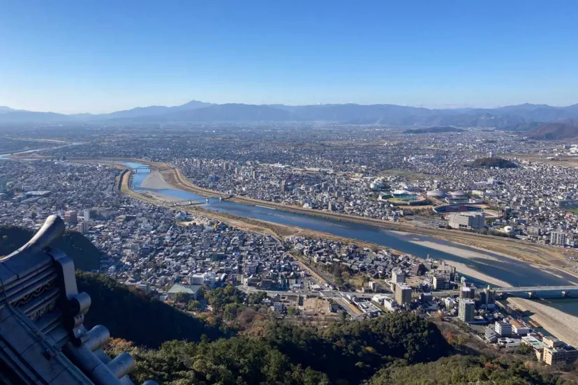 かつて斎藤道三・織田信長も見た景色！金華山にそびえる岐阜城と川原町の古い町並み散策