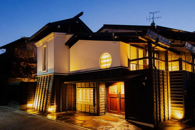 飛騨高山に一日一組限定のデザインヴィラ「すみや 葉隠れ」開業