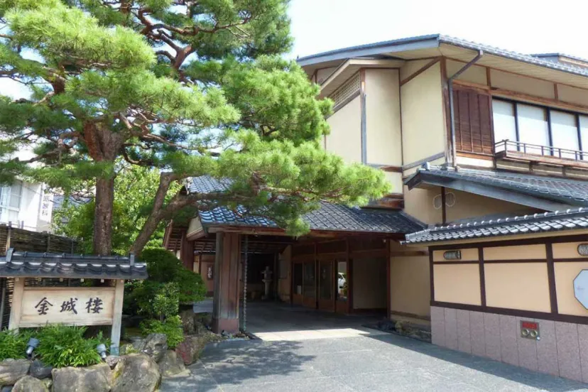料亭旅館「金城樓」の懐石料理を堪能しながら、金沢の街を巡るレストランバスツアー開催