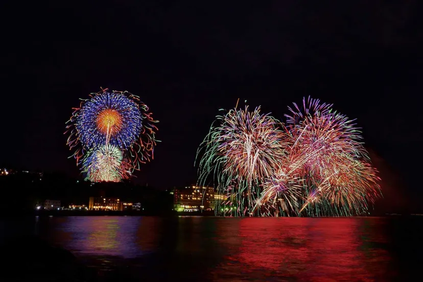 静岡県・稲取温泉伝統の夏の風物詩「伊豆稲取花火演舞」開催