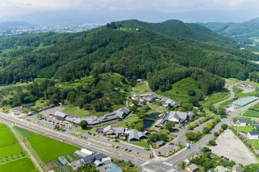 群馬県利根郡川場村、人気の「道の駅 川場田園プラザ」でヘリコプターツアーを開催