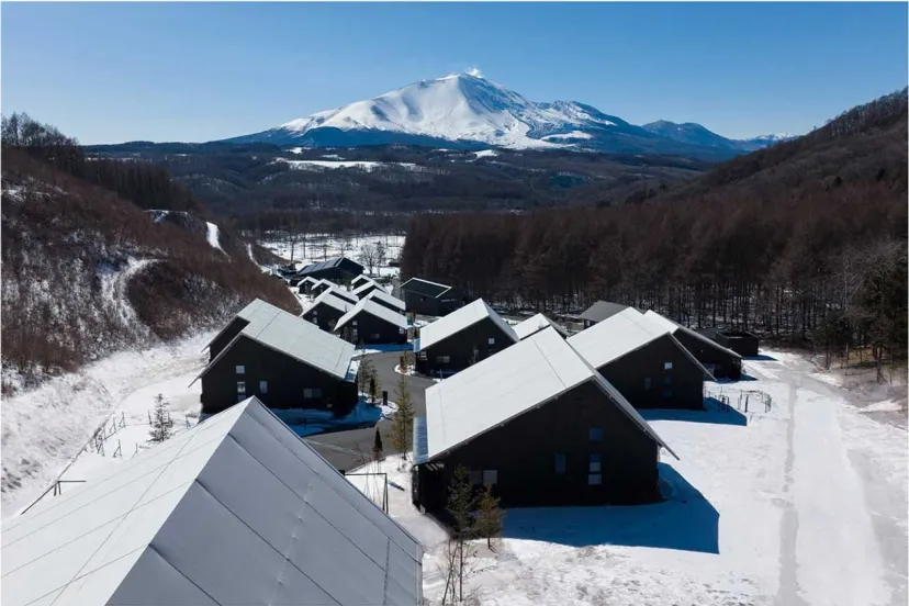 雪化粧の浅間山を望む一棟貸しヴィラリゾート「あさま空山望」にて、冬の連泊プランを提供