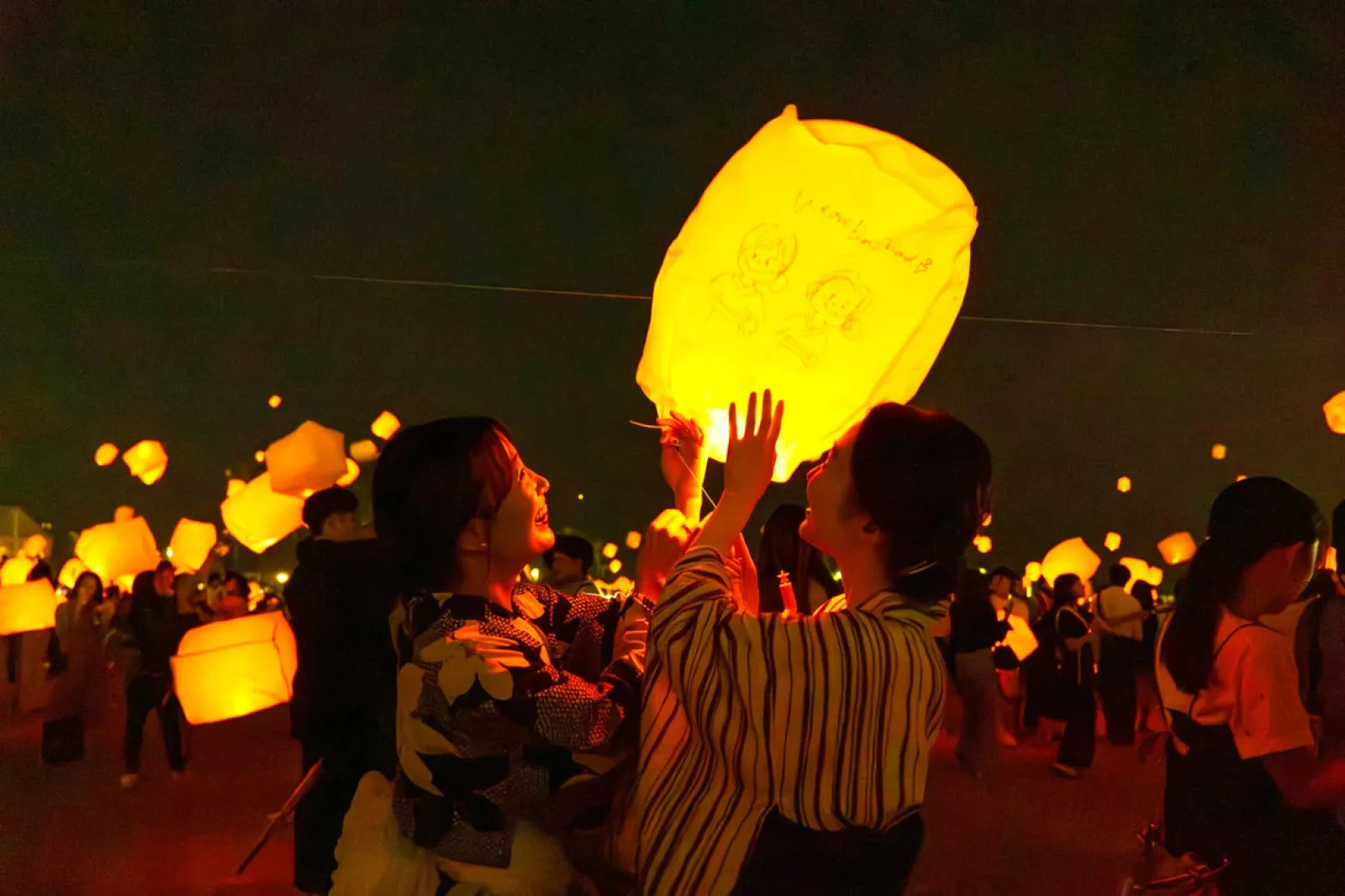 日本最大級のビーチランタンイベント！七夕の夜空に数多のランタンが舞う「泉州ビーチランタンフェスvol.5」7/6・7開催 | ドライブ・旅行 |  カーライフ・カー用品サイトMOBILA（モビラ）