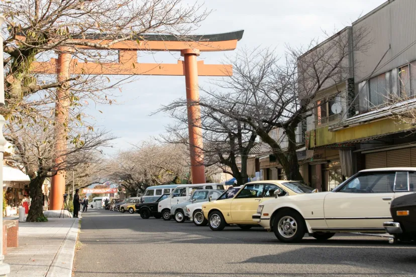 【佐賀県・鹿島市】昭和のレトロカーが参道に集結！「第14回 なつかしCARにばる」