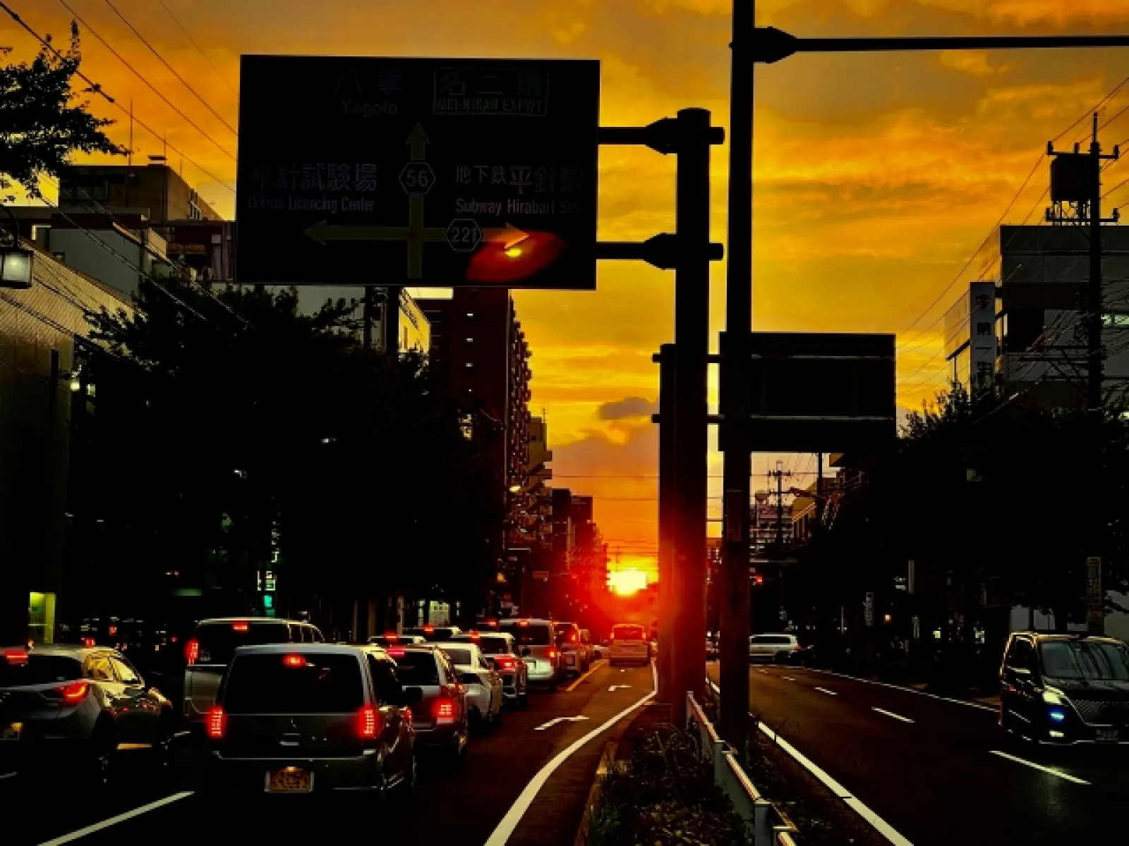 夕暮れの事故を防ぐ!薄暮時間帯に安全運転するためのポイント | ドライブ・旅行 | カーライフ・カー用品サイトMOBILA(モビラ)