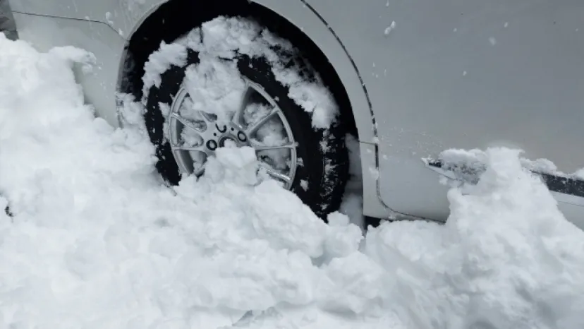 雪道で立ち往生・スタックしたときの脱出方法。安全に動けるまでの正しい手順
