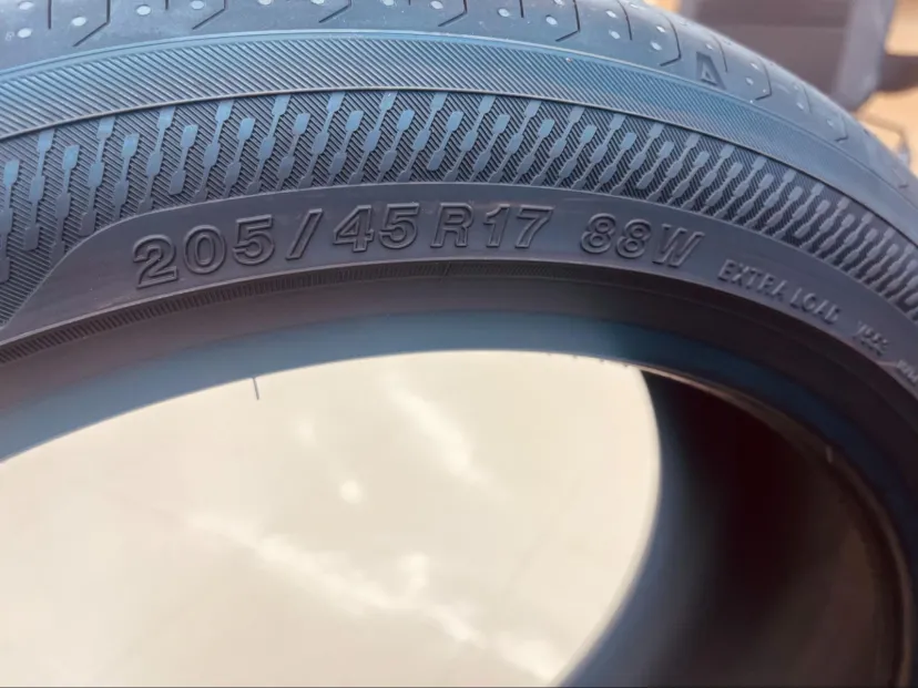 タイヤサイズも製造年もタイヤの側面から読み解く! カーオーナーなら知っておきたいタイヤの話