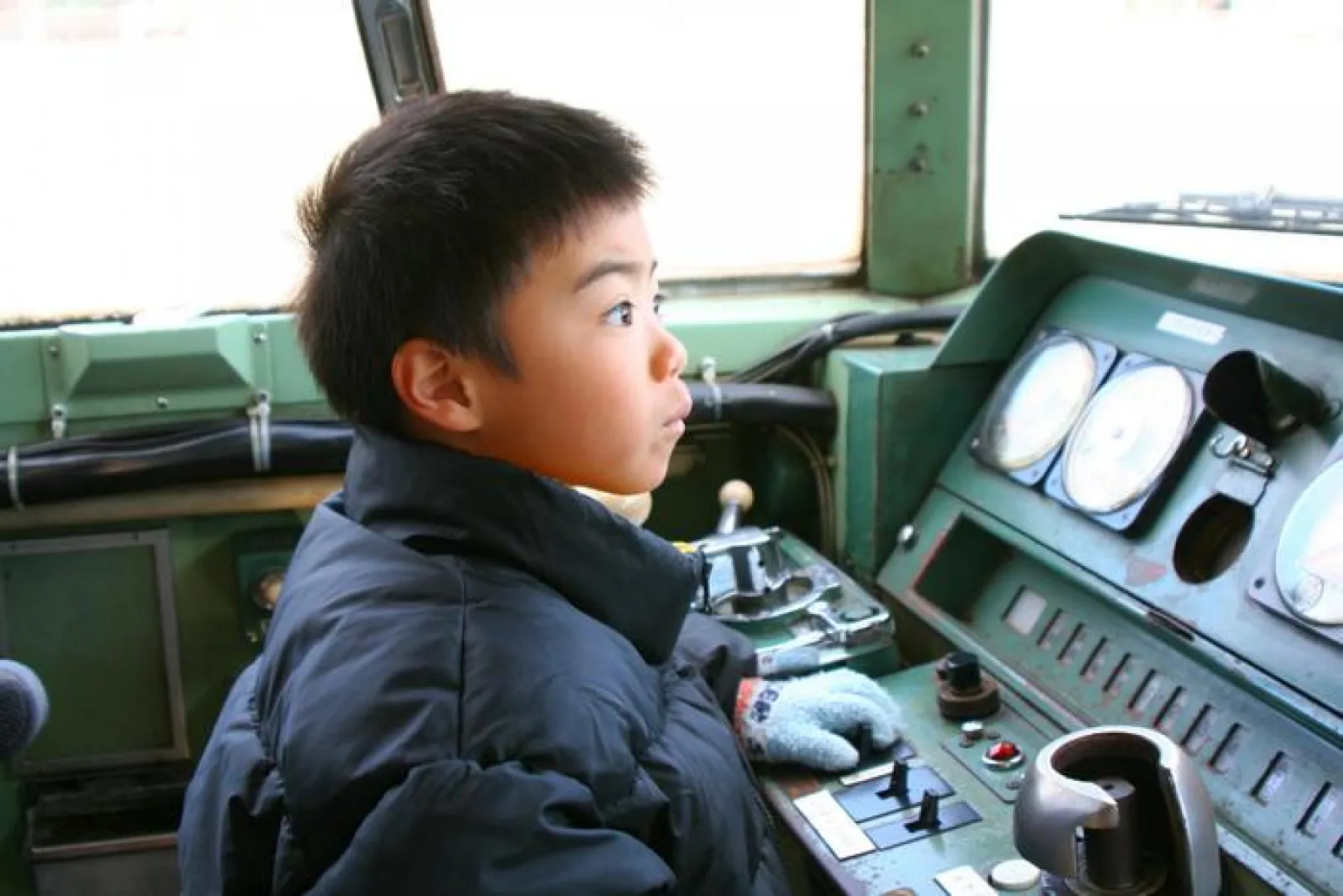 電車を運転する子供の車掌さん
