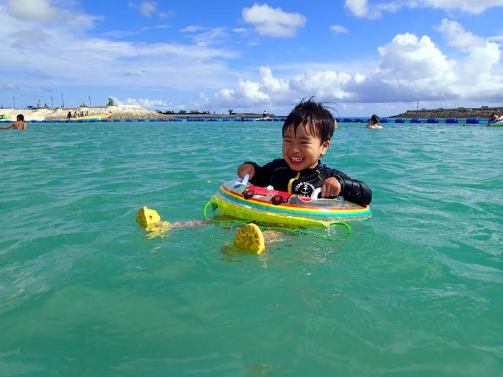 海で遊ぶ男の子