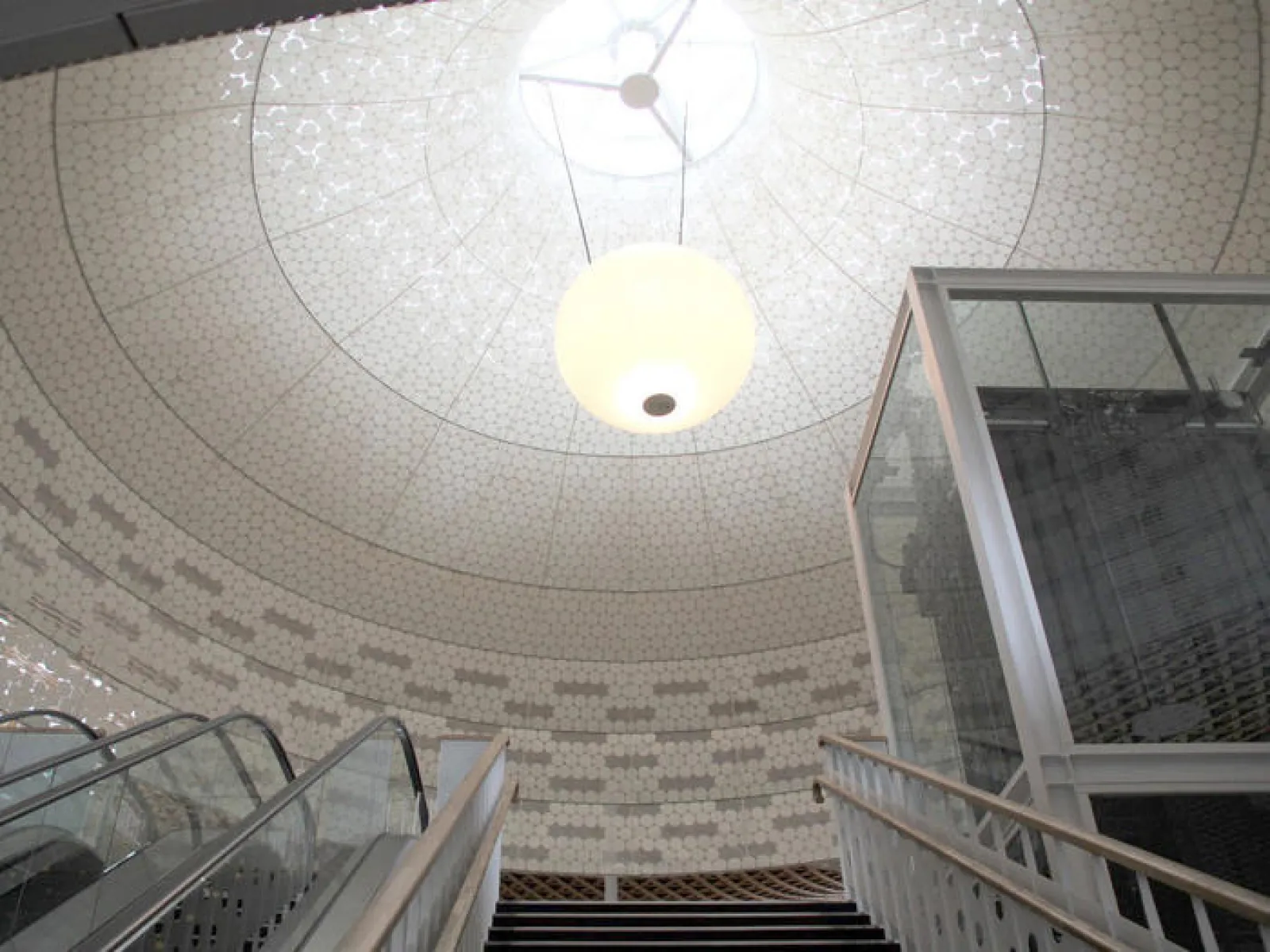 岐阜市立中央図書館の照明