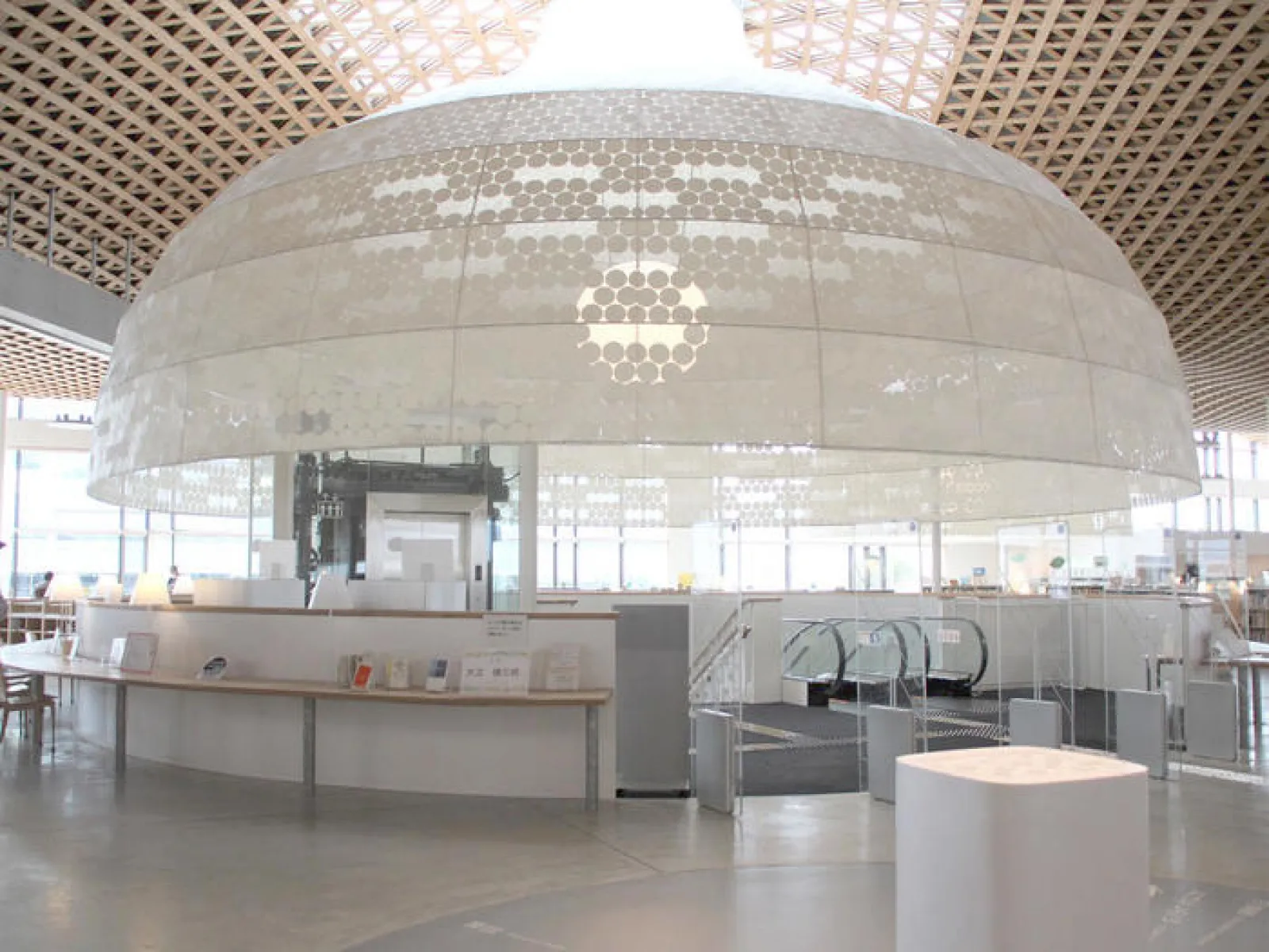 岐阜市立中央図書館のグローブ