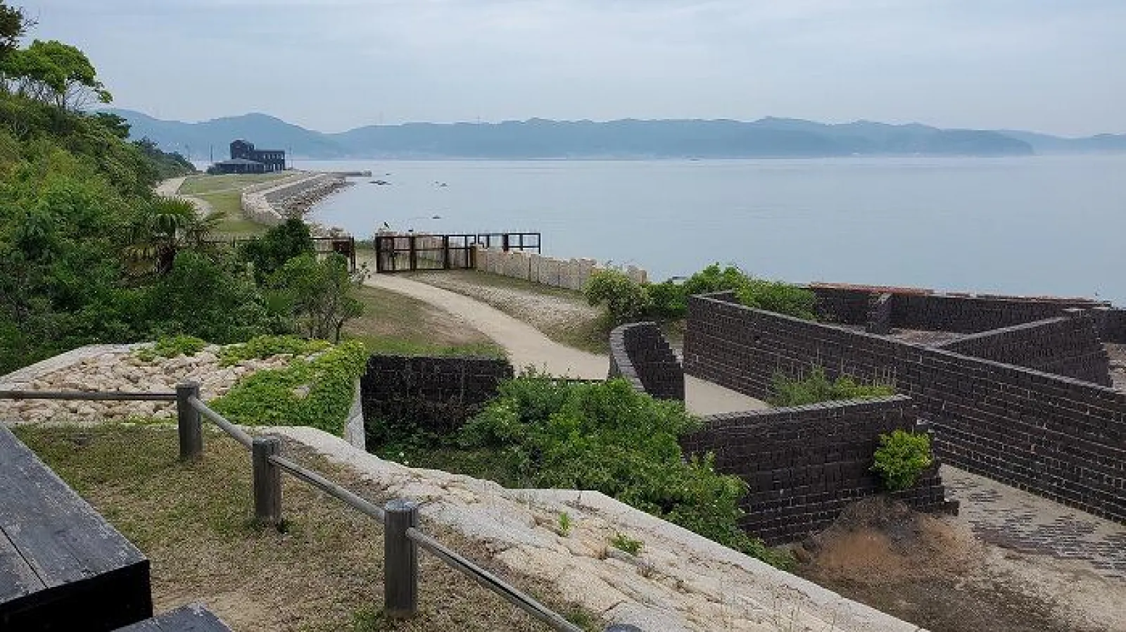 犬島精錬所美術館と対岸の岡山県宝伝付近