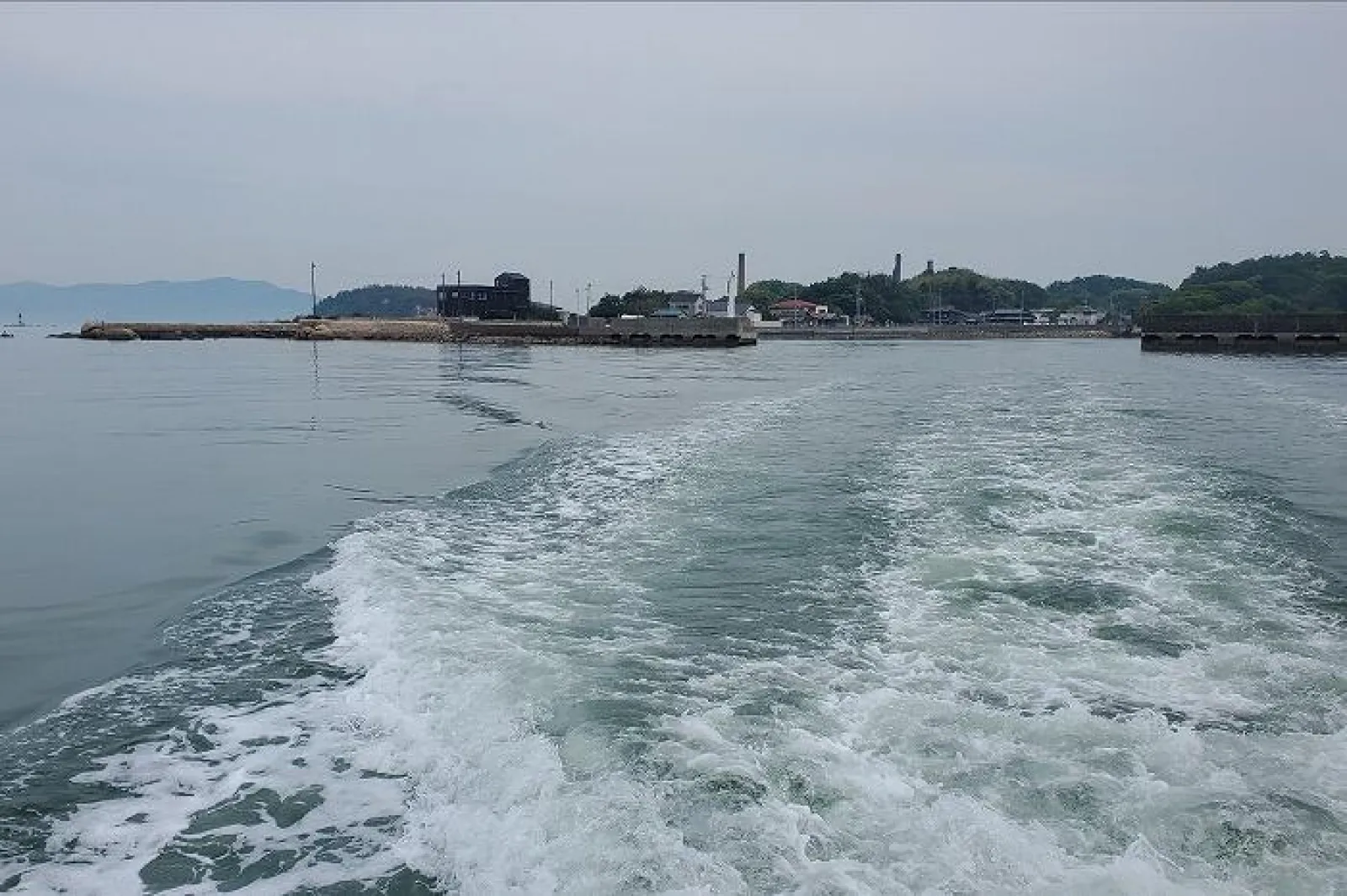 宝伝港に向かうあけぼの丸から見た犬島