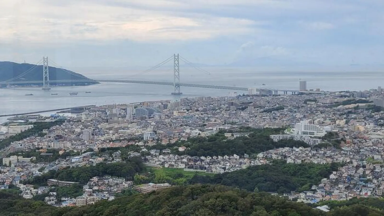 回転展望閣から望む明石海峡大橋、瀬戸内海