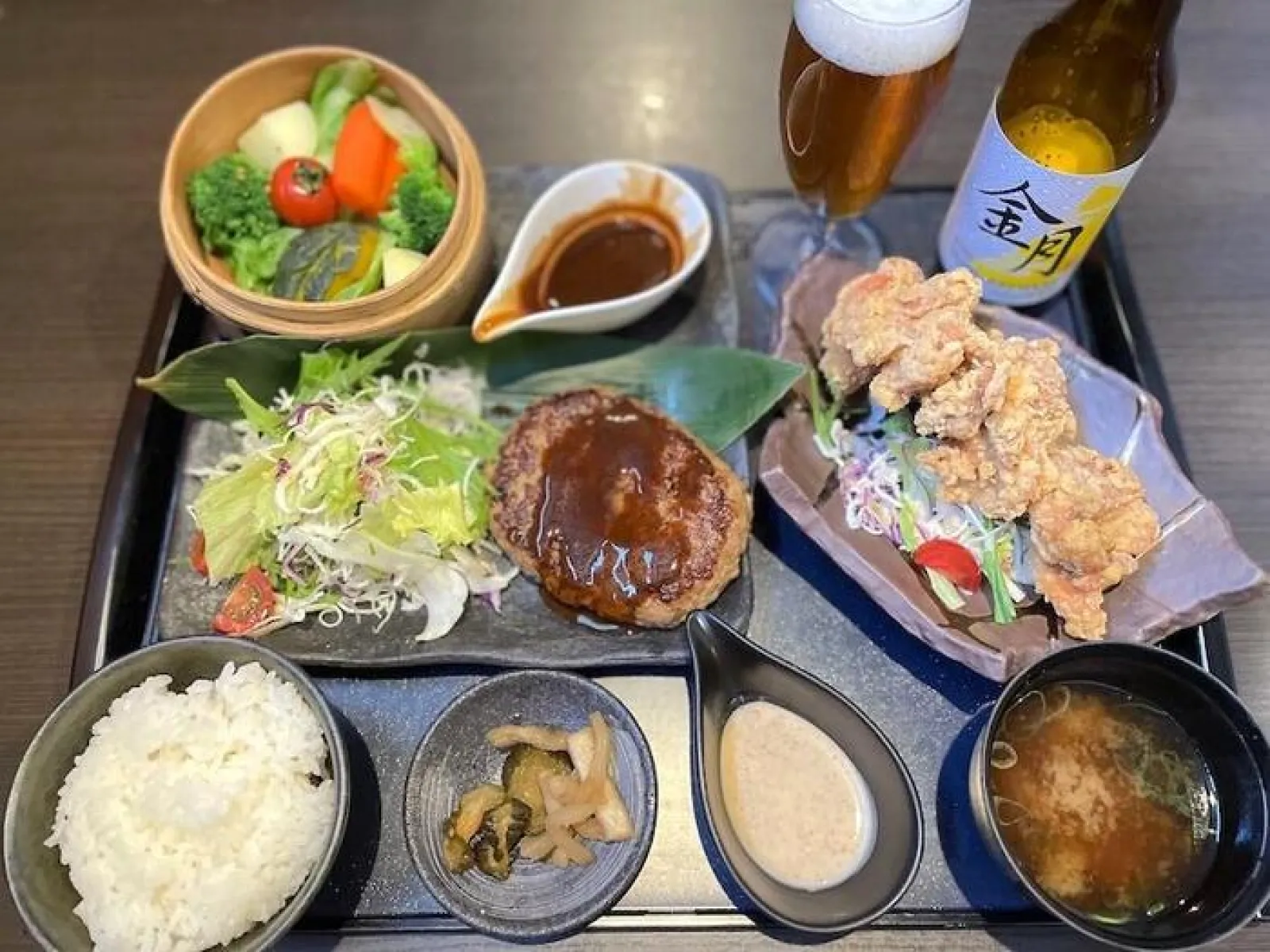 ハンバーグをデミグラスソースでいただきます