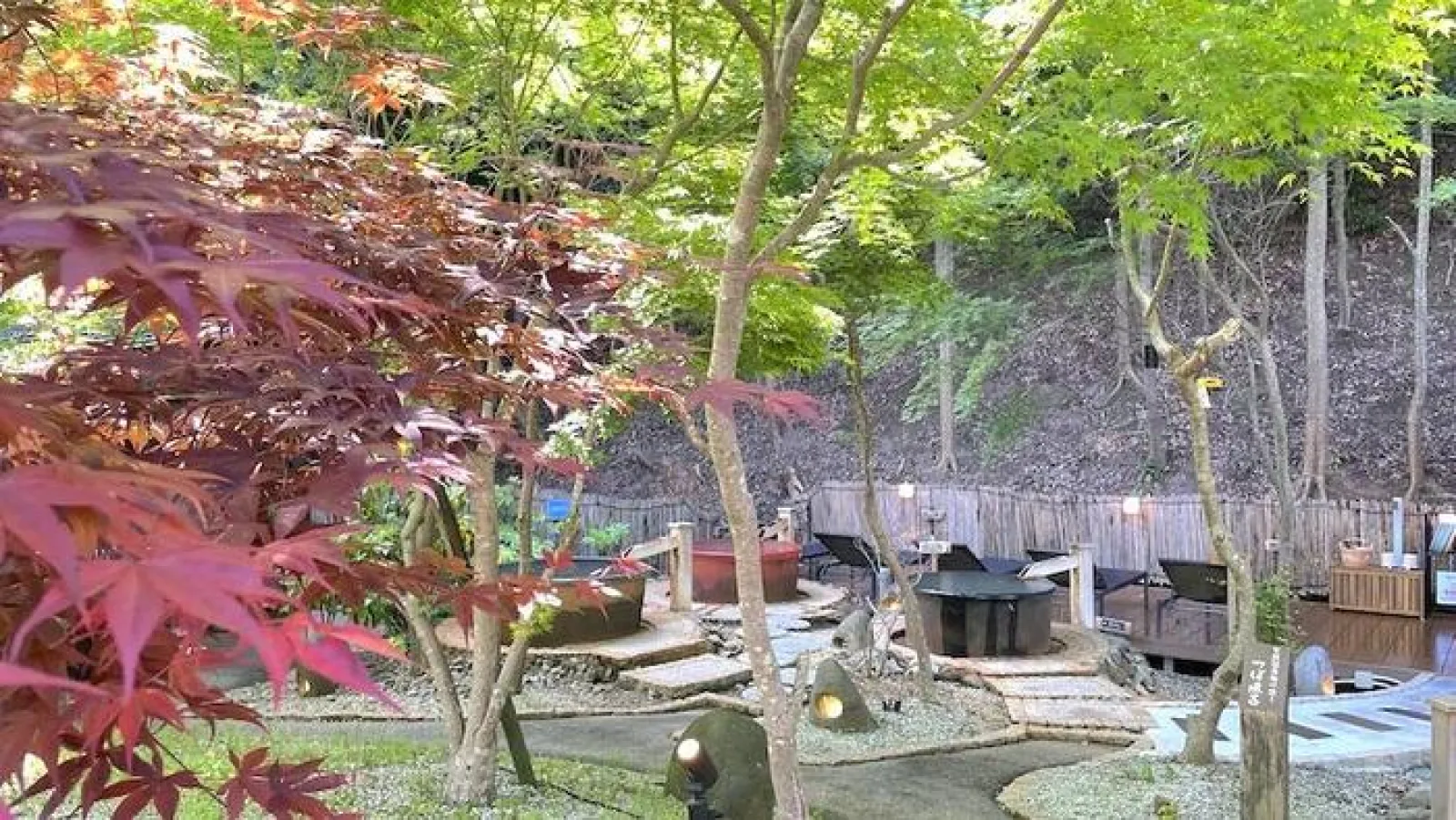 露天風呂も木々に囲まれた環境で「紅葉」と「竹林」の2種類の空間