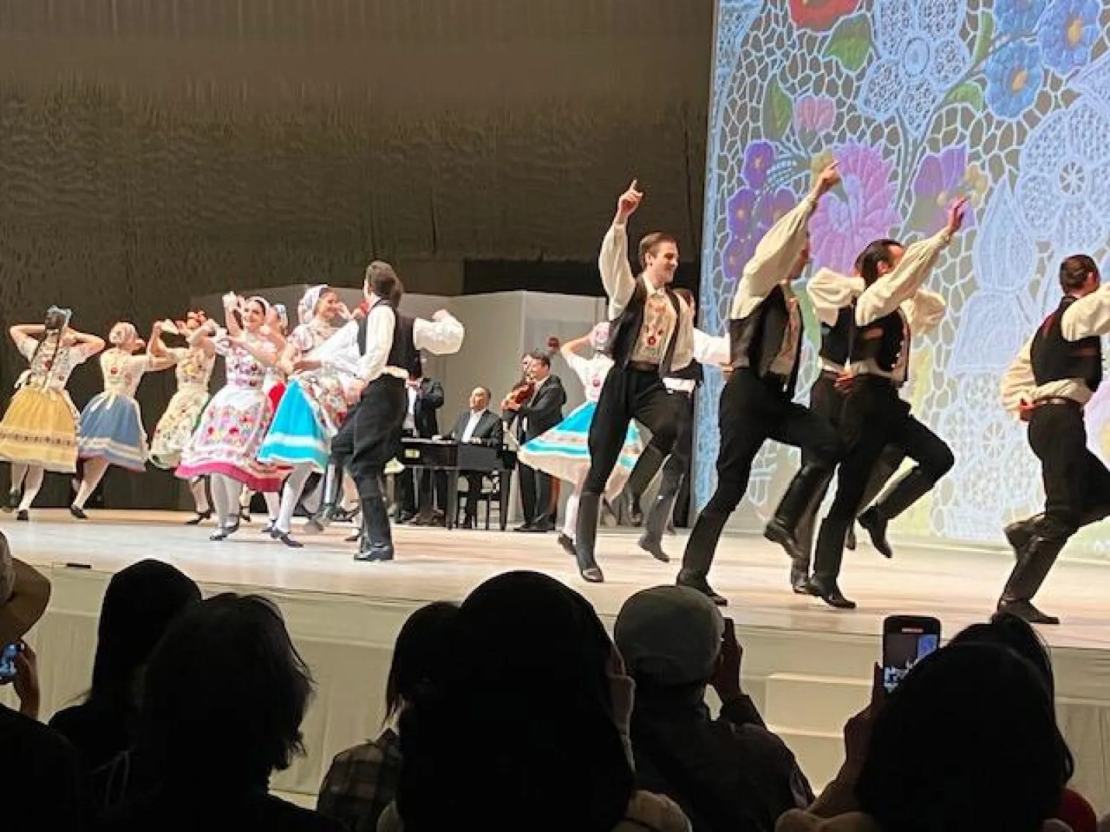 ハンガリーナショナルダンスアンサンブル1.jpg