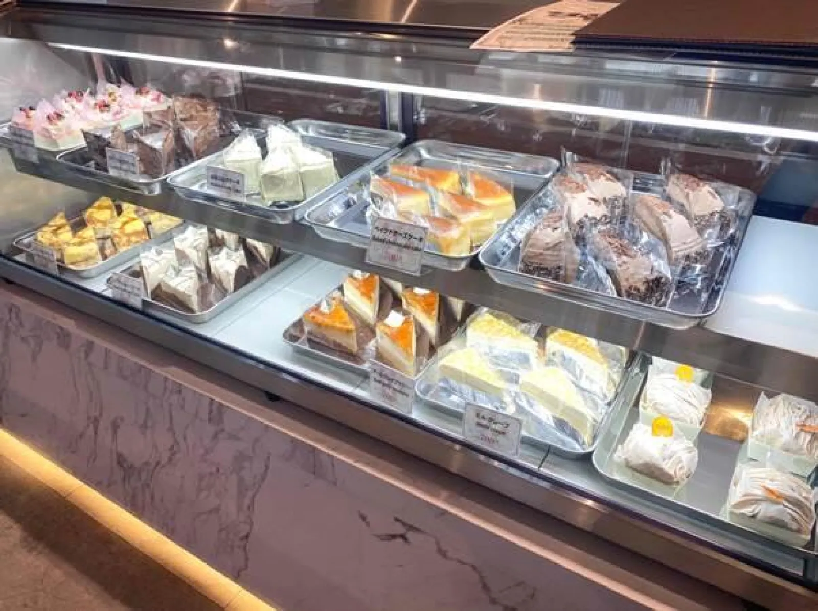 大阪・関西万博　アゼルバイジャンパビリオン　カフェのショーケース