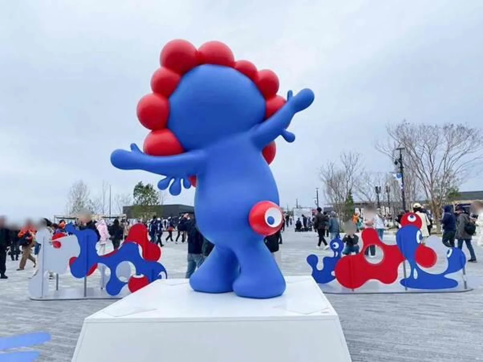 大阪・関西万博　西ゲート側ミャクミャク像の後ろ姿