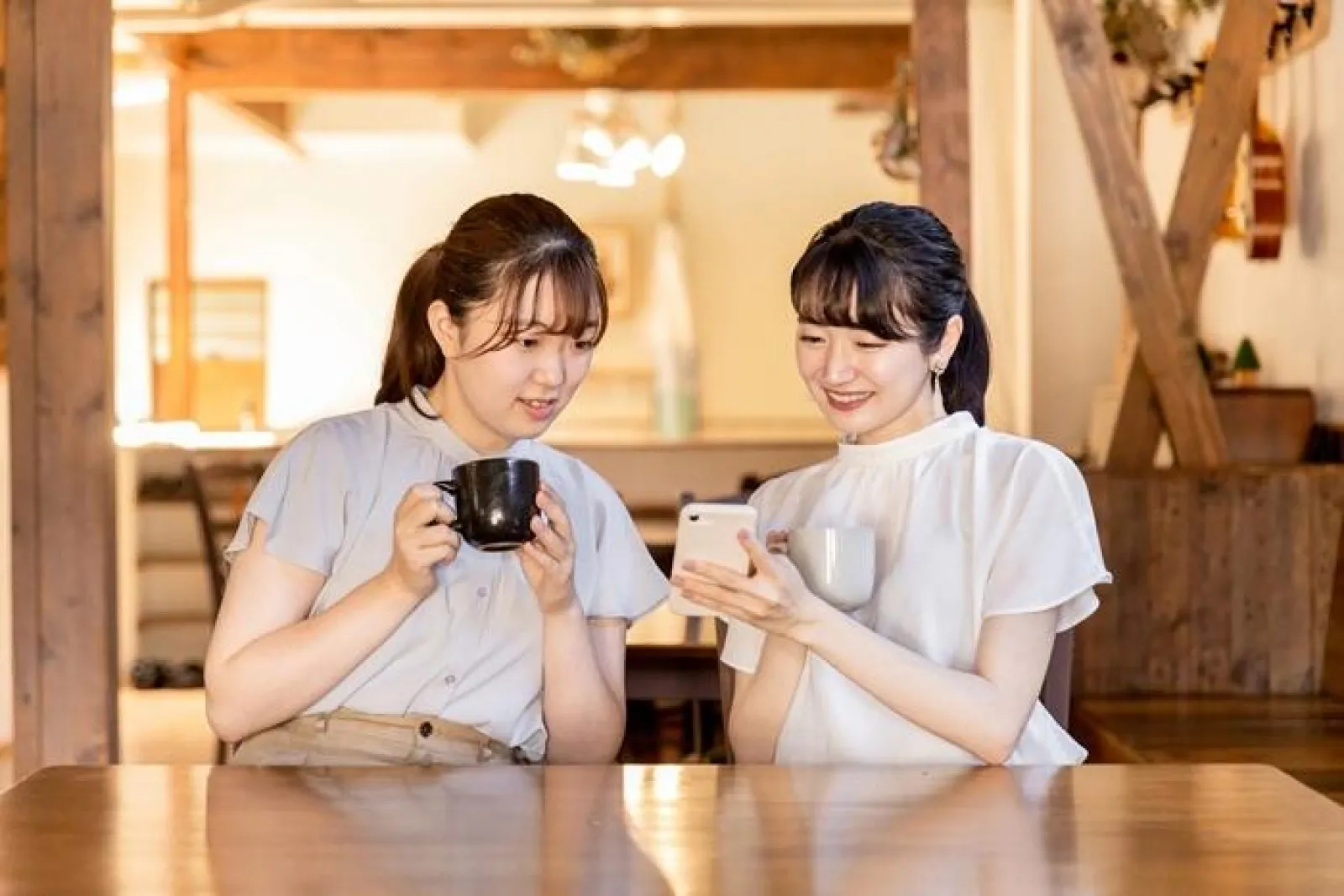 カフェで話す二人