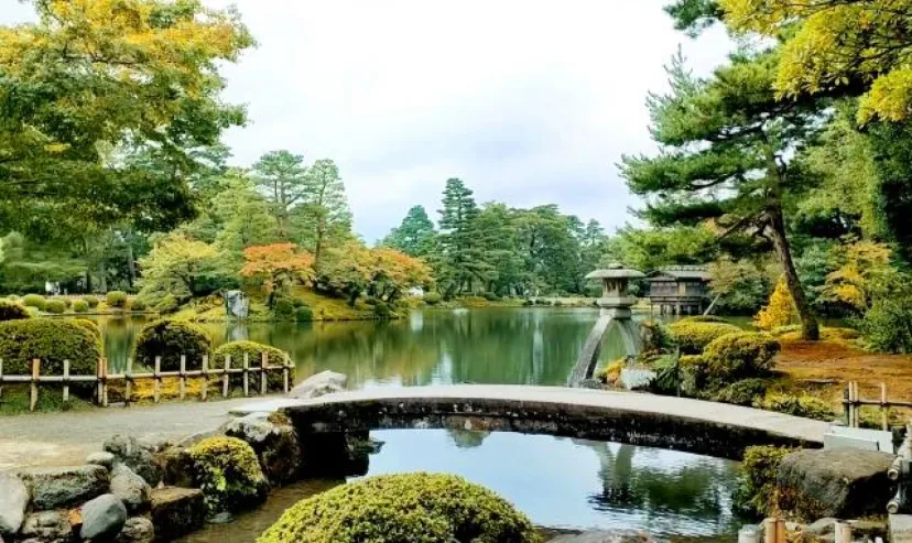 日本三名園はどこにある？ 偕楽園、兼六園、後楽園の見どころを紹介