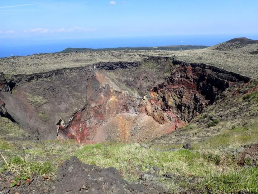 お鉢巡りと裏砂漠を歩く伊豆大島三原山の大地を体感するトレッキングコース
