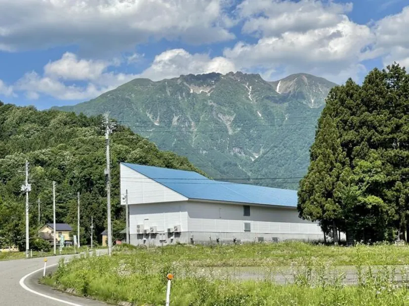 【新潟】八海山の絶景を望むトミオカホワイト美術館