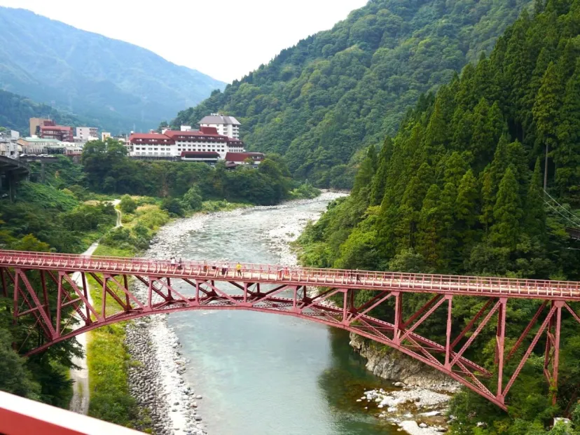 ヒスイ海岸・沢スギ・蜃気楼アートを楽しむ絶景ドライブの1泊2日|富山県