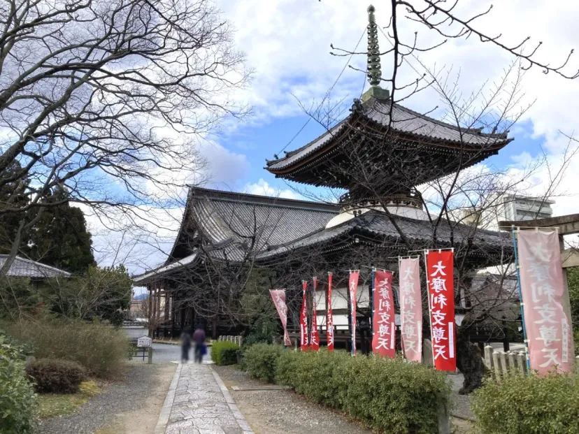 『京都人の密かな愉しみ』を求めて、西陣の風情ある通りを散策