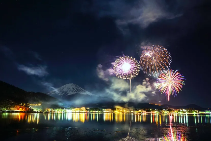 【2月23日までの土日祝限定！】山梨・河口湖の冬の楽しみ方～季節外れの花火やアートを満喫しよう