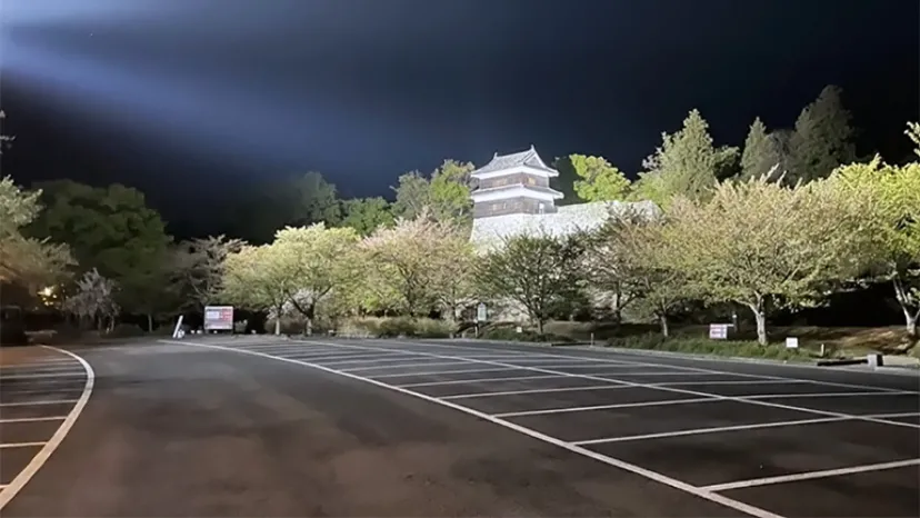 
                    【体験談】上田城跡公園有料駐車場で車中泊！夜間の様子や設備、上田駅へのアクセスをレビュー
                