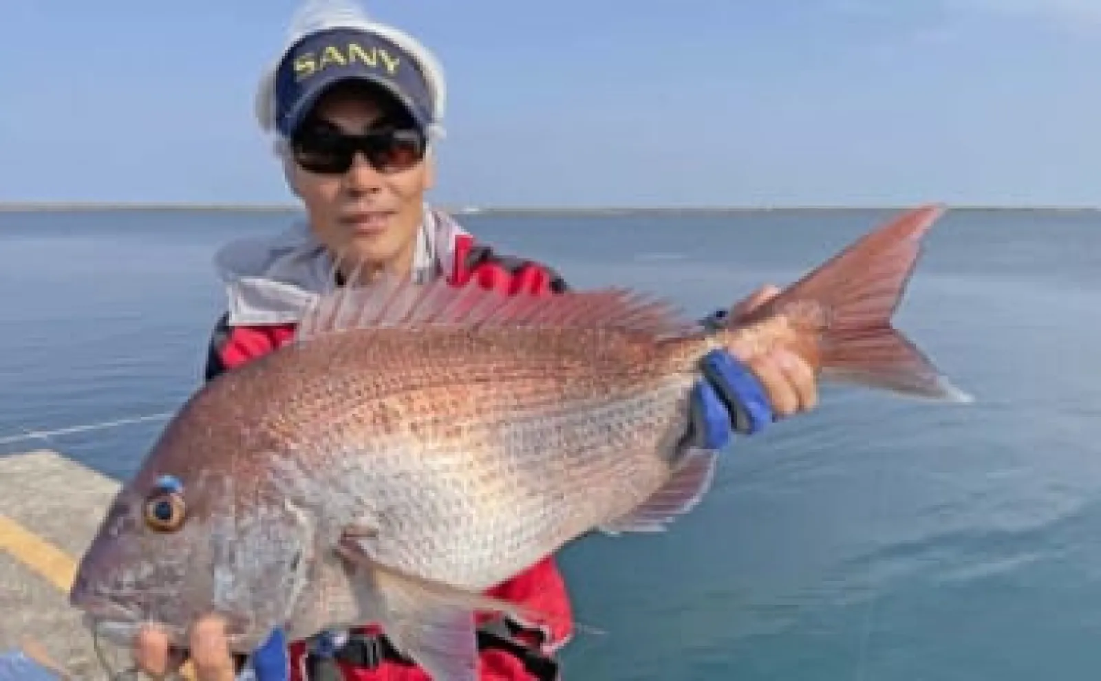 堤防カゴ釣りで64cmマダイ浮上【新潟・直江津港】ゲストにクロダイと