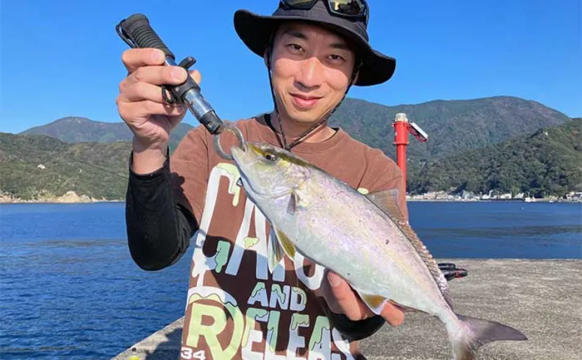 田子の沖堤防でカンパチにスマガツオなど多彩な顔ぶれで好土産【静岡・西伊豆】