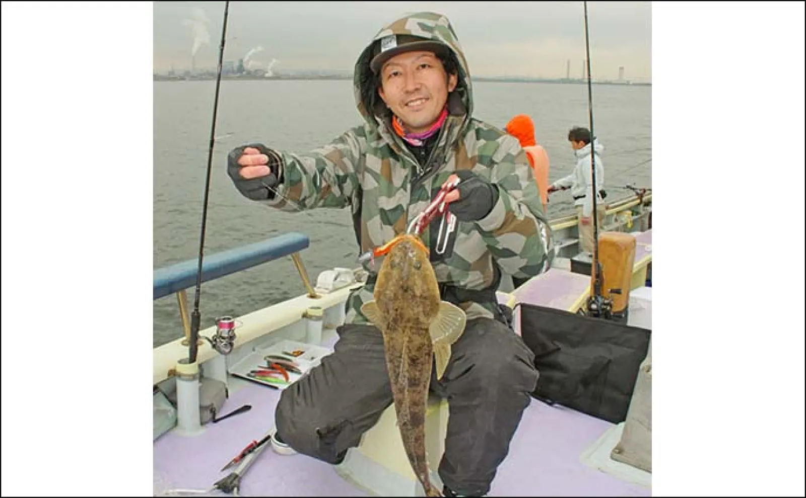 東京湾の船マゴチ釣りで54cm頭に釣る人5尾【新明丸】エサは